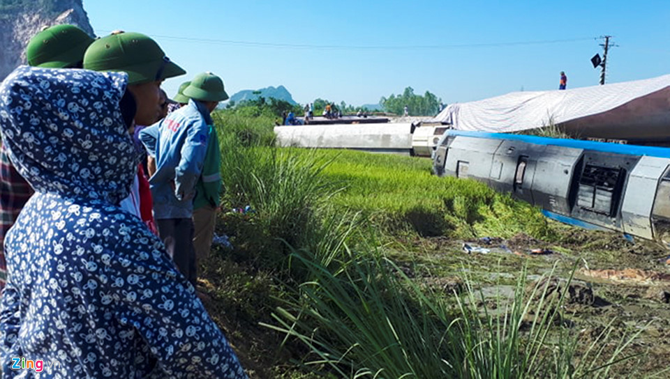 Đường sắt tê liệt sau vụ lật tàu ở Thanh Hóa